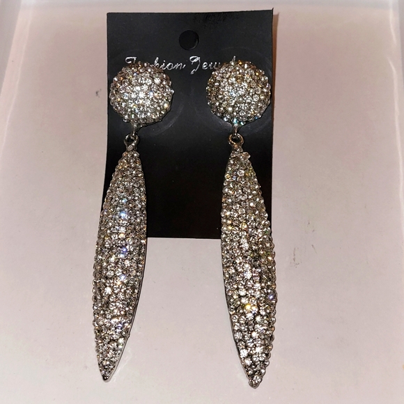 Fashion Jewelry dangle earrings NWOT - Picture 1 of 1